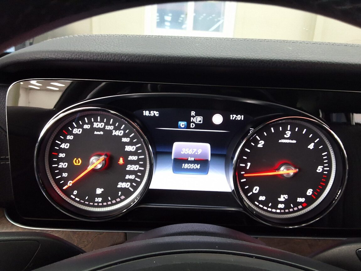 MERCEDES-BENZ E-CLASS (5TH GEN) E220d EXCLUSIVE 2017 - zdjęcie 10
