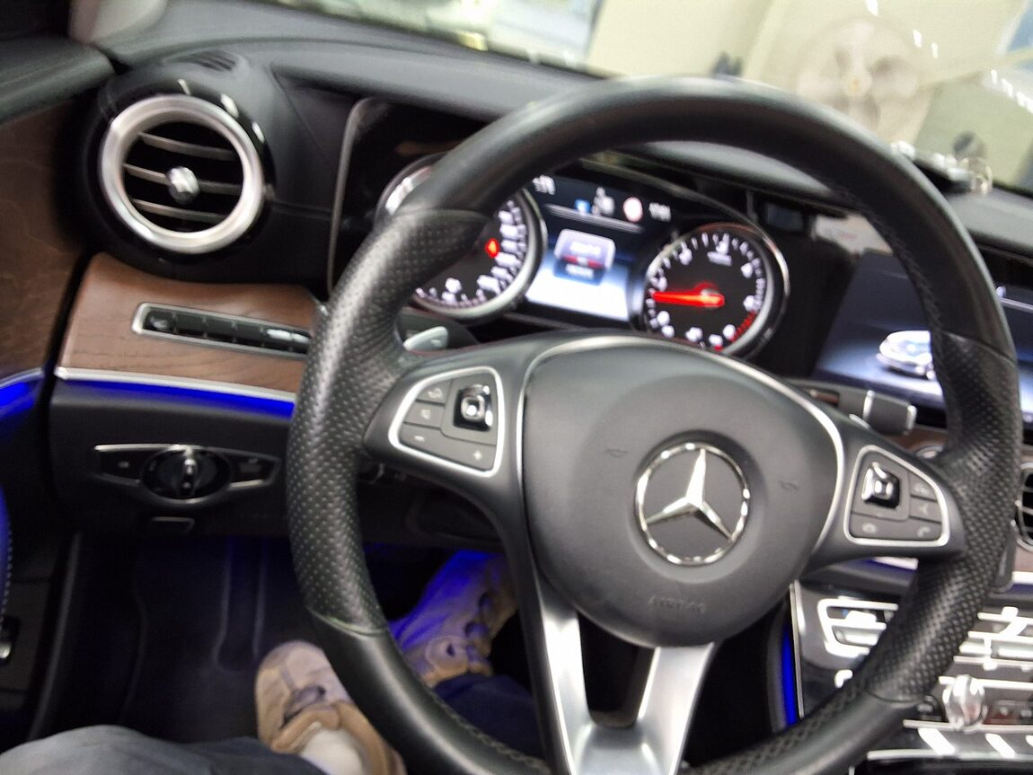 MERCEDES-BENZ E-CLASS (5TH GEN) E220d EXCLUSIVE 2017 - zdjęcie 23