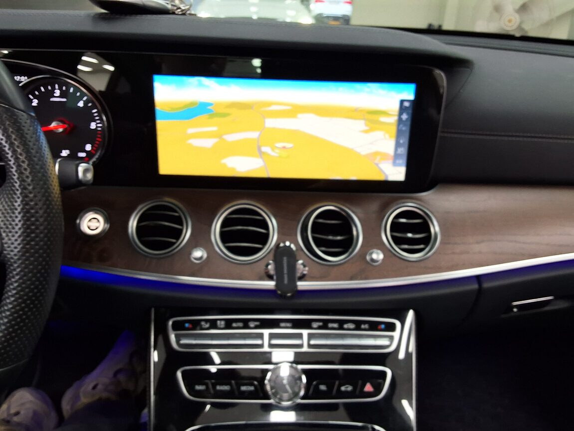 MERCEDES-BENZ E-CLASS (5TH GEN) E220d EXCLUSIVE 2017 - zdjęcie 24