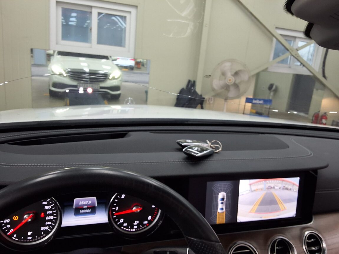 MERCEDES-BENZ E-CLASS (5TH GEN) E220d EXCLUSIVE 2017 - zdjęcie 25