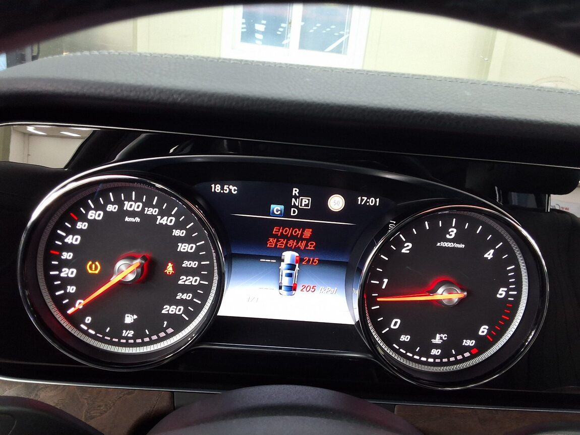 MERCEDES-BENZ E-CLASS (5TH GEN) E220d EXCLUSIVE 2017 - zdjęcie 26