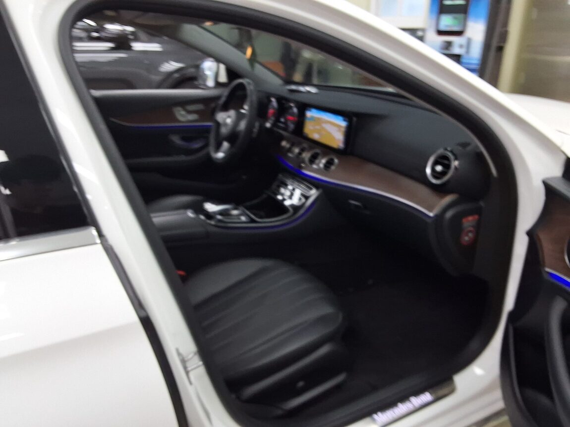 MERCEDES-BENZ E-CLASS (5TH GEN) E220d EXCLUSIVE 2017 - zdjęcie 15