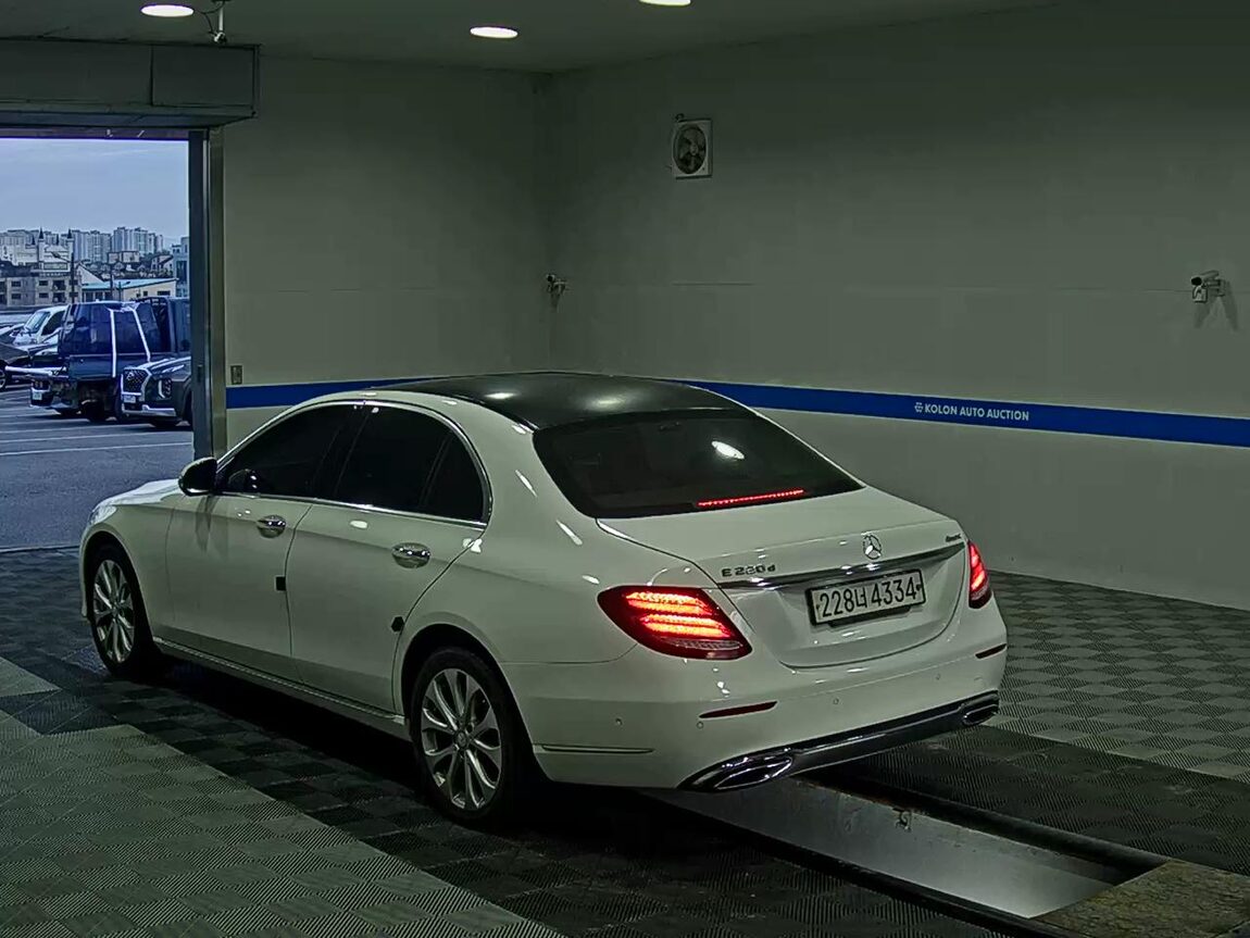 MERCEDES-BENZ E-CLASS (5TH GEN) E220d EXCLUSIVE 2017 - zdjęcie 6