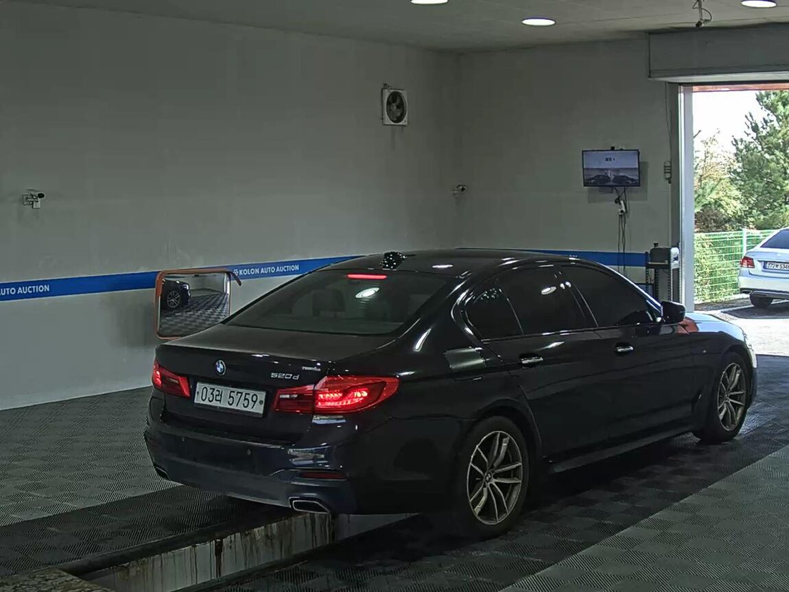 BMW 5 SERIES (7TH GEN) 520d M SPORT PACK PLUS 2017 - zdjęcie 5