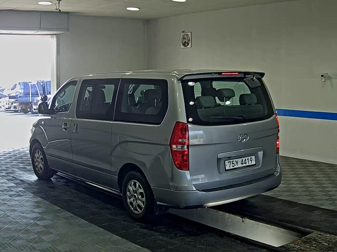 HYUNDAI GRAND STAREX 11-SEATER DIESEL CVX LUXURY 2016 - zdjęcie 6