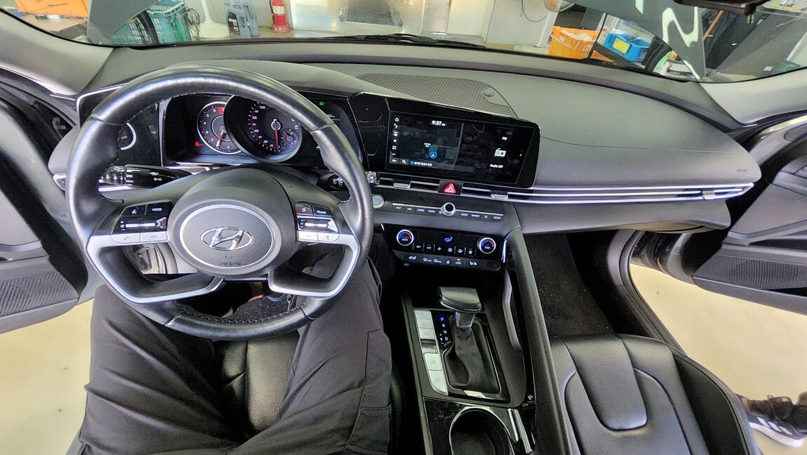 HYUNDAI AVANTE (CN7) 1.6 GASOLINE MODERN 2023 - zdjęcie 11