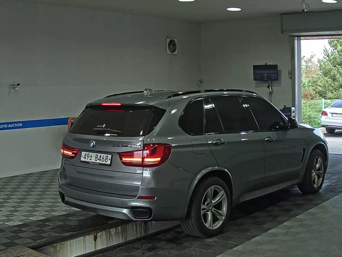BMW X5 (3RD GEN) M50d xDRIVE LAUNCH PACK 2014 - zdjęcie 5