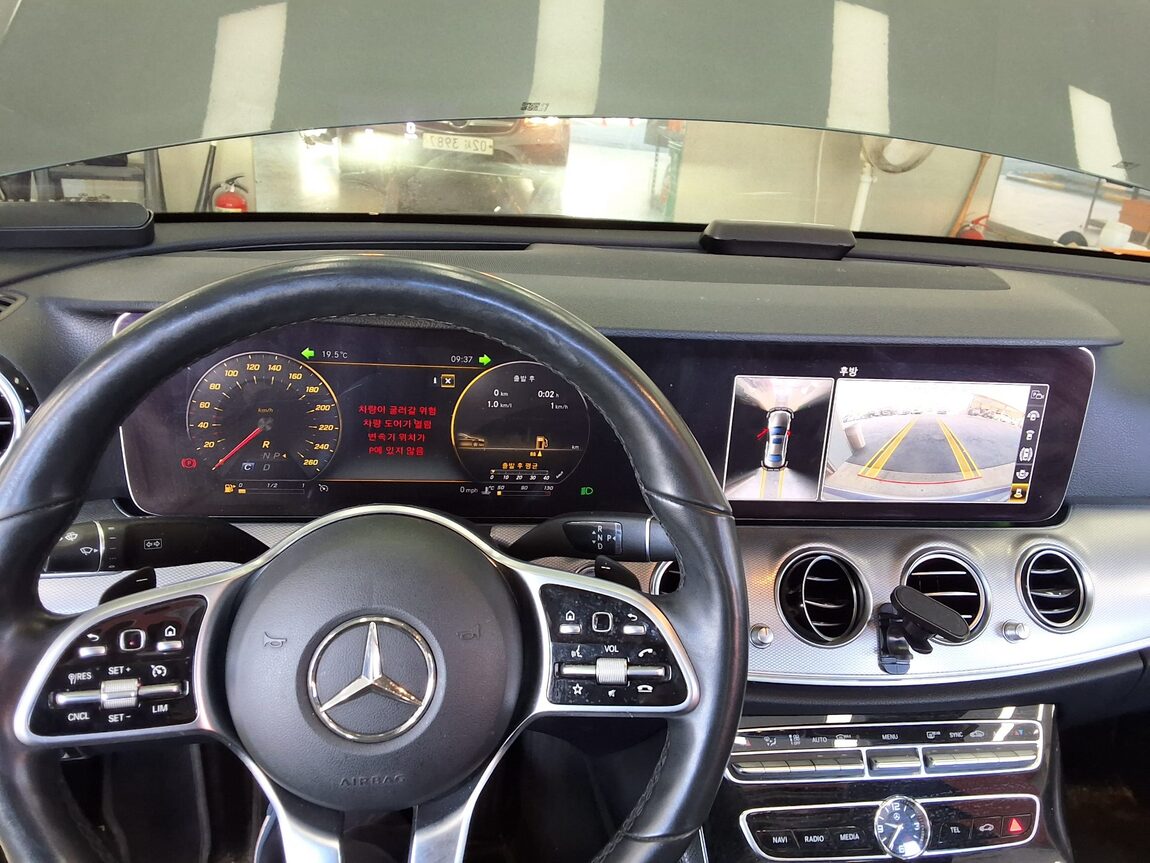 MERCEDES-BENZ E-CLASS (5TH GEN) E300 AMG LINE 2019 - zdjęcie 17