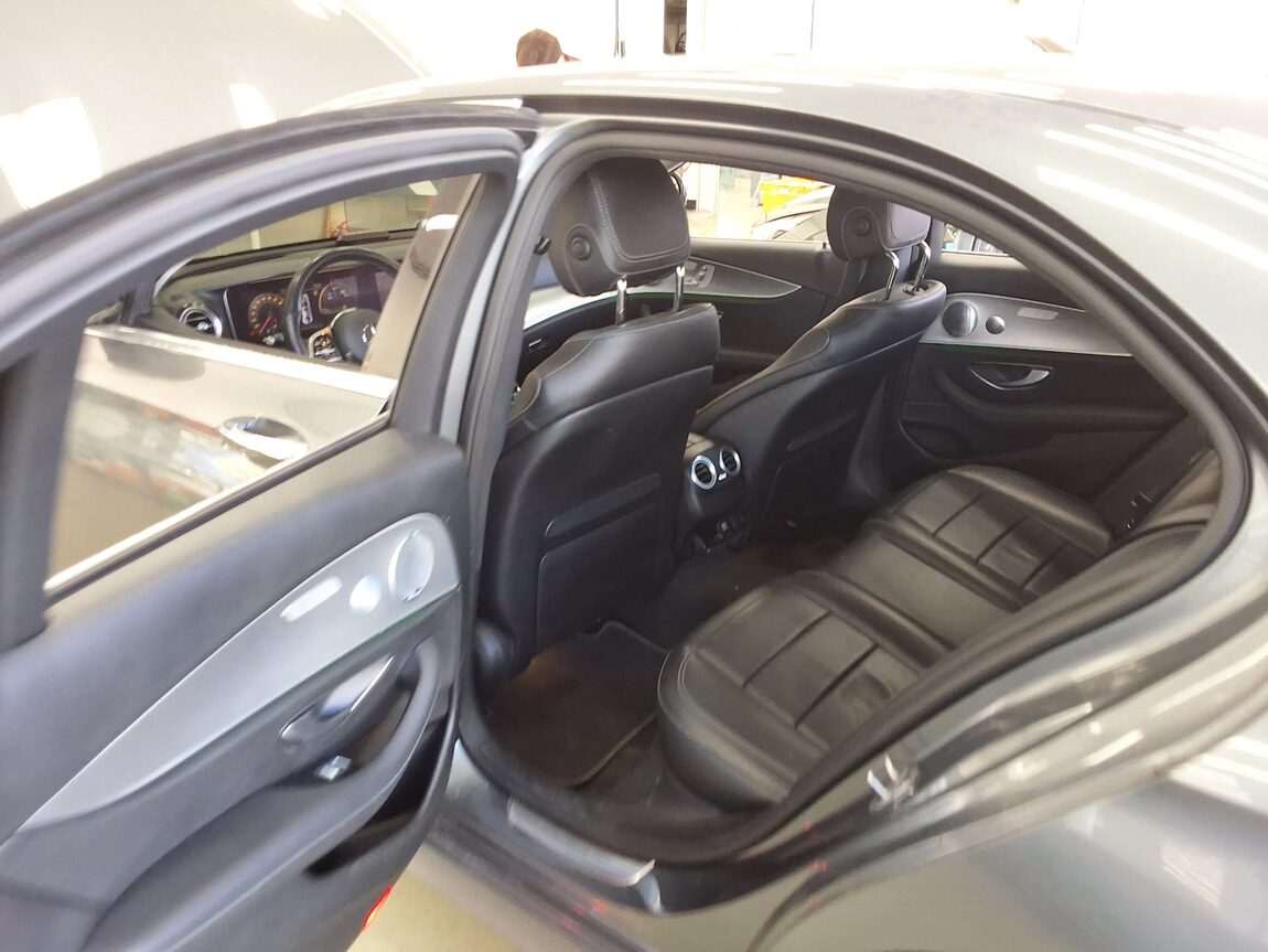 MERCEDES-BENZ E-CLASS (5TH GEN) E300 AMG LINE 2019 - zdjęcie 12