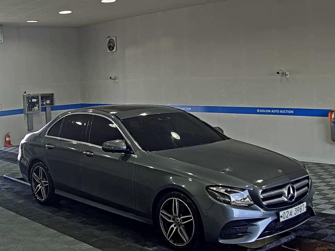 MERCEDES-BENZ E-CLASS (5TH GEN) E300 AMG LINE 2019 - zdjęcie 3