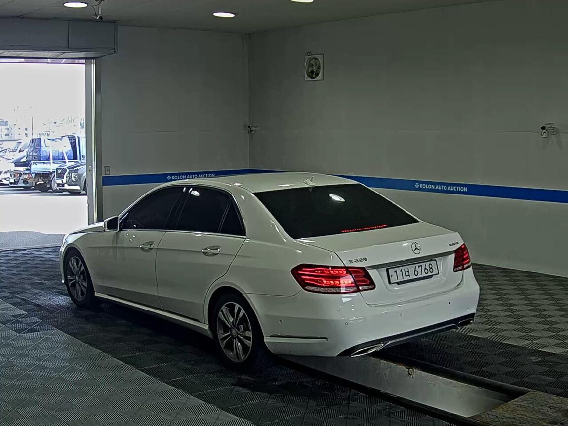 MERCEDES-BENZ E-CLASS (4TH GEN) E220 CDI BLUETEC AVANTGARDE 2016 - zdjęcie 6