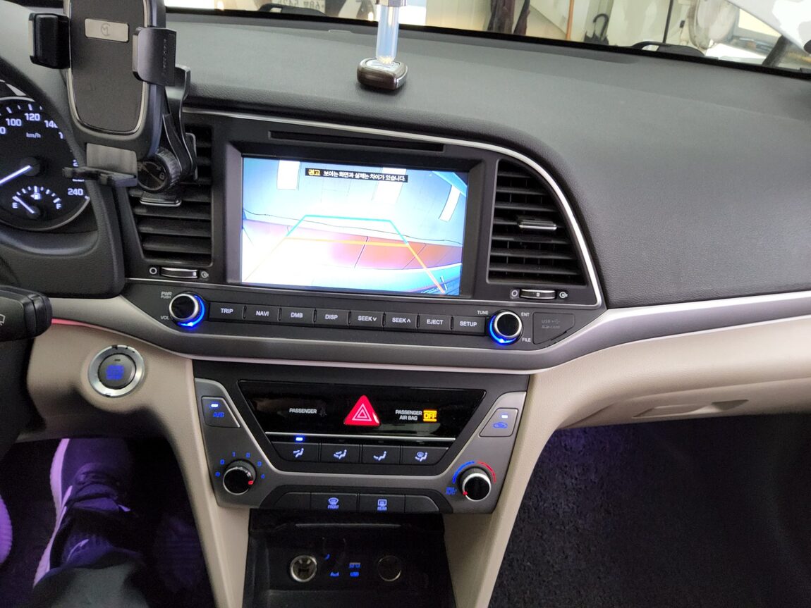 HYUNDAI AVANTE AD 1.6 GDi VALUE PLUS 2018 - zdjęcie 18