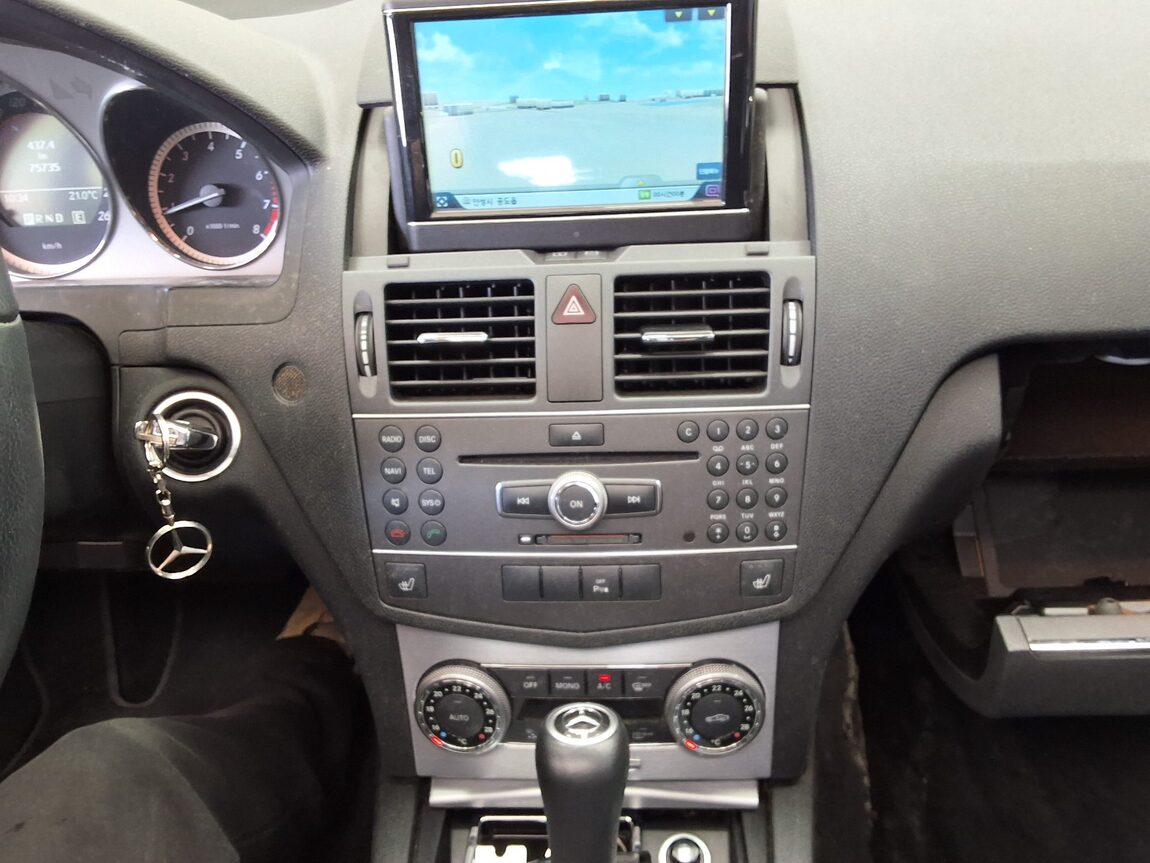 MERCEDES-BENZ C-CLASS (3RD GEN) C200 BLUE EFFICIENCY AVANTGARDE 2011 - zdjęcie 24