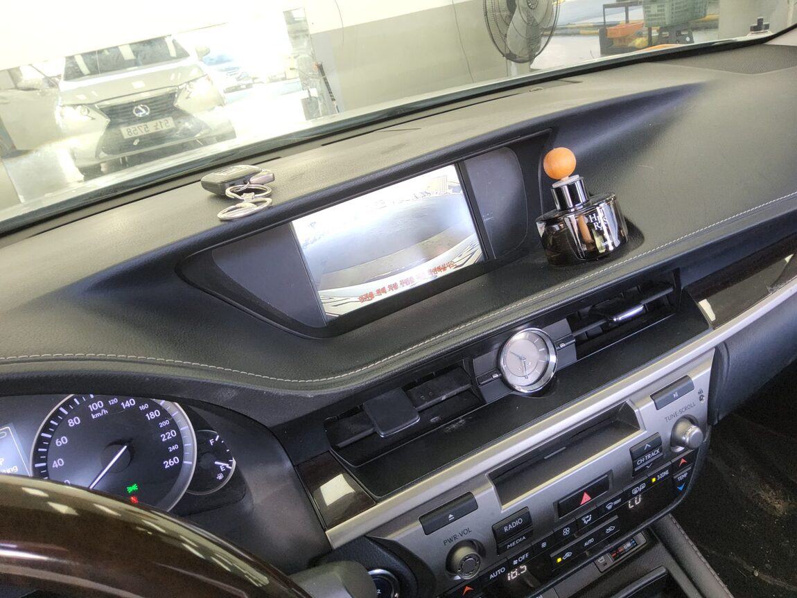 LEXUS ES (6TH GEN) 300h 2017 - zdjęcie 17