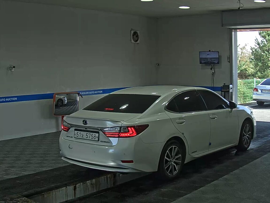 LEXUS ES (6TH GEN) 300h 2017 - zdjęcie 5