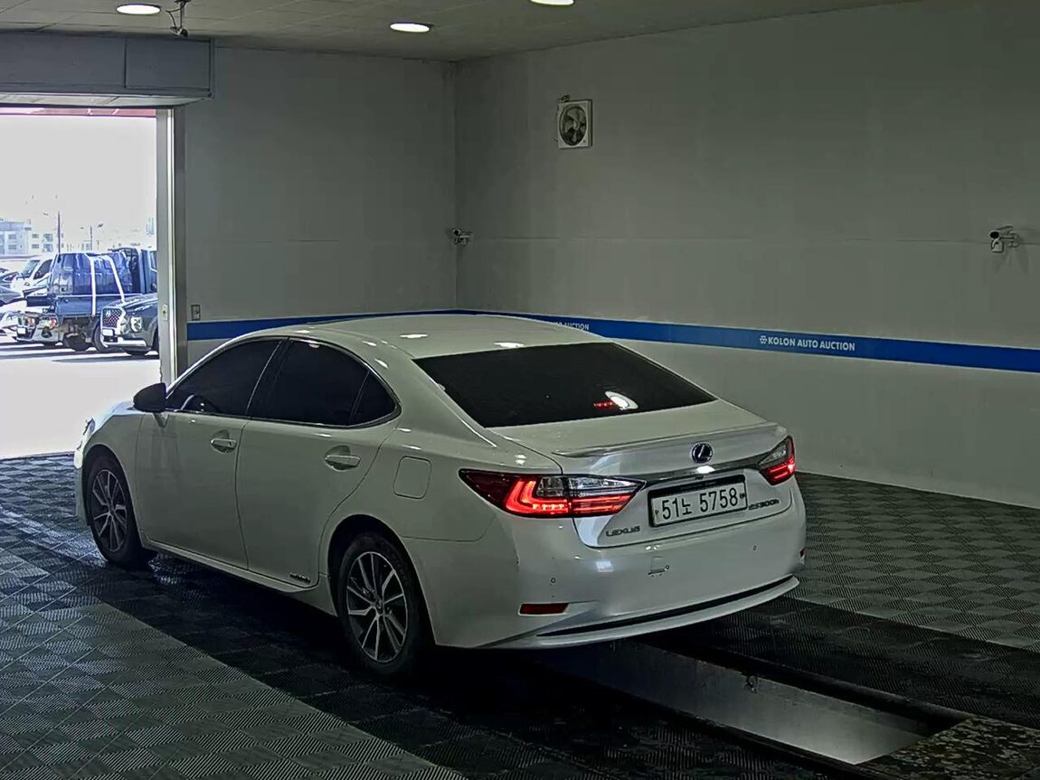 LEXUS ES (6TH GEN) 300h 2017 - zdjęcie 6
