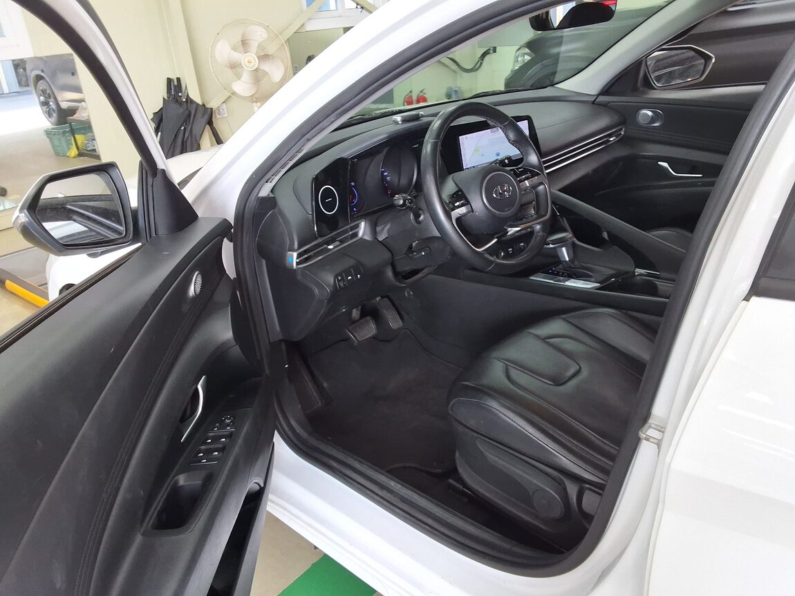 HYUNDAI AVANTE (CN7) 1.6 GASOLINE MODERN 2021 - zdjęcie 11
