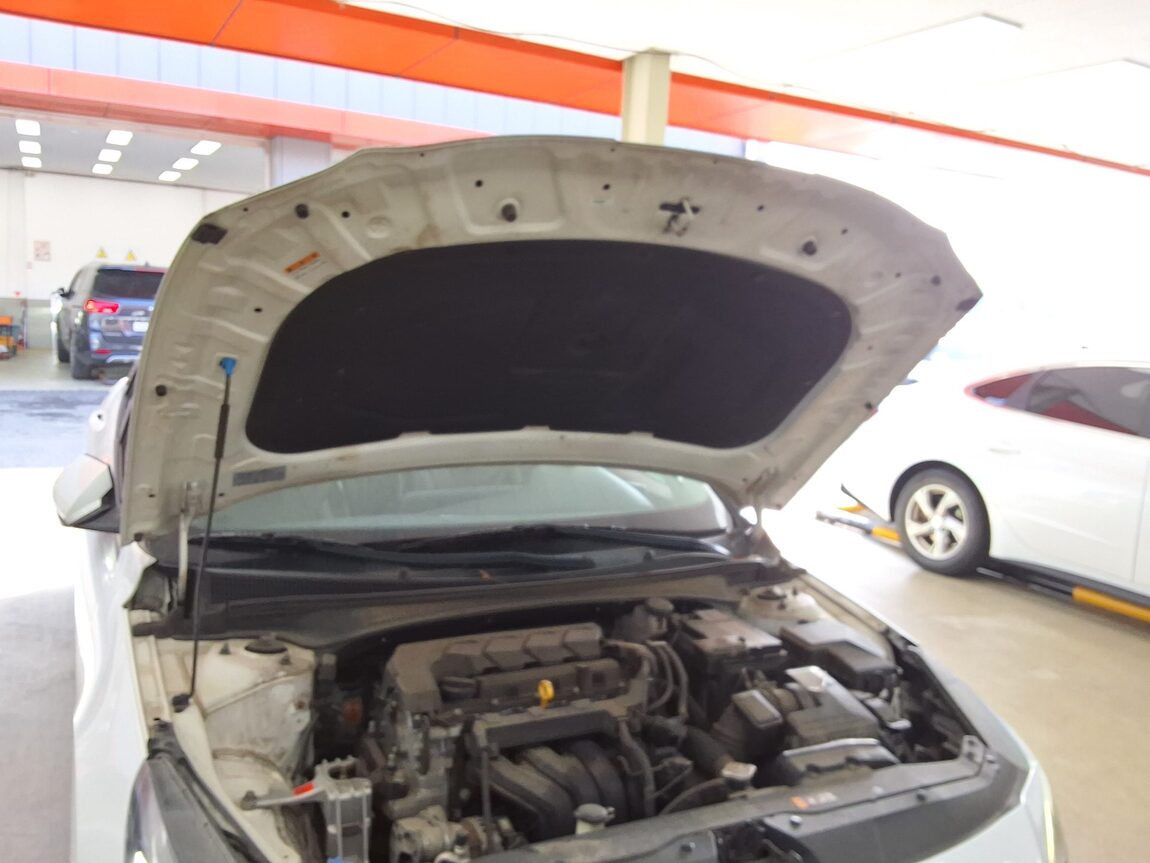 HYUNDAI AVANTE (CN7) 1.6 GASOLINE MODERN 2021 - zdjęcie 18