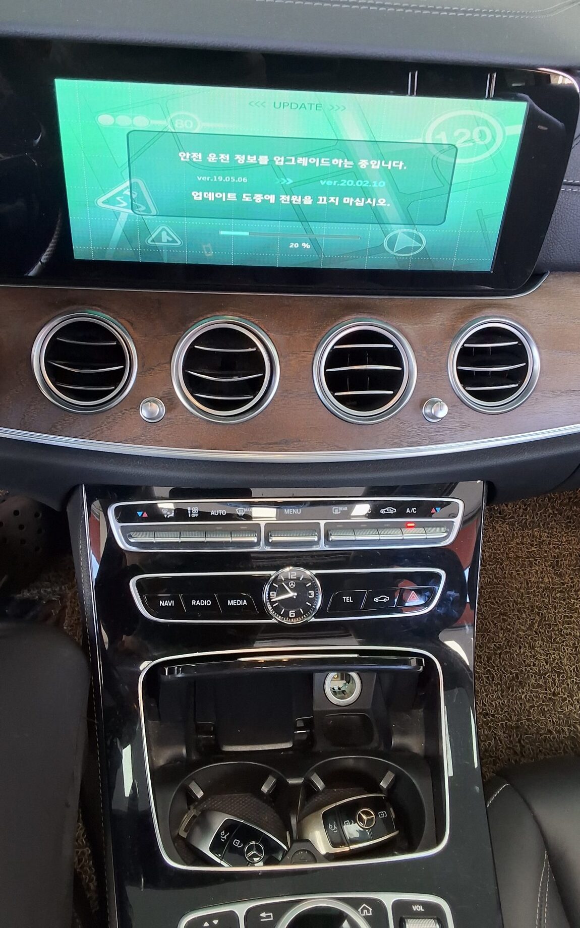 MERCEDES-BENZ E-CLASS (5TH GEN) E220d 4MATIC EXCLUSIVE 2017 - zdjęcie 18