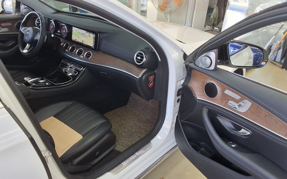 MERCEDES-BENZ E-CLASS (5TH GEN) E220d 4MATIC EXCLUSIVE 2017 - zdjęcie 14