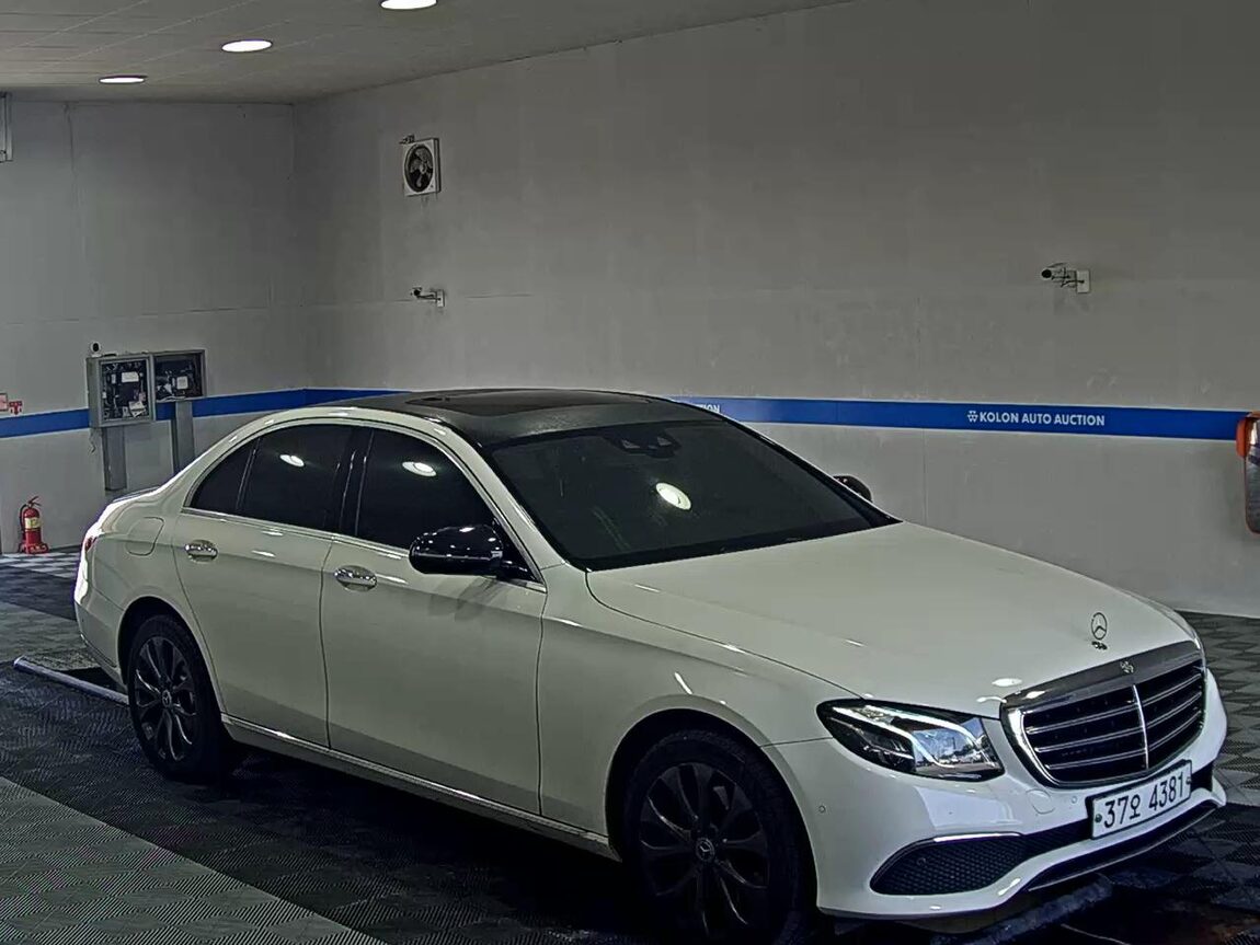 MERCEDES-BENZ E-CLASS (5TH GEN) E220d 4MATIC EXCLUSIVE 2017 - zdjęcie 3