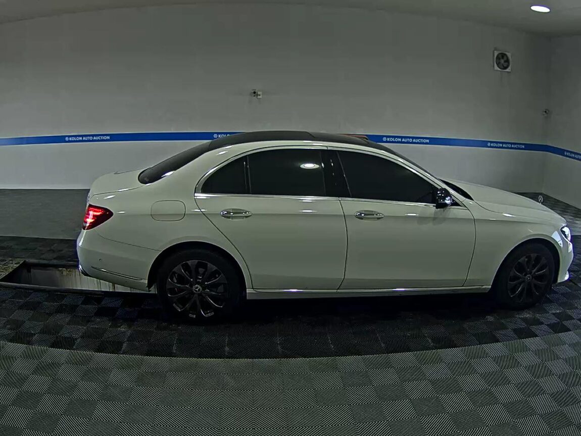 MERCEDES-BENZ E-CLASS (5TH GEN) E220d 4MATIC EXCLUSIVE 2017 - zdjęcie 4