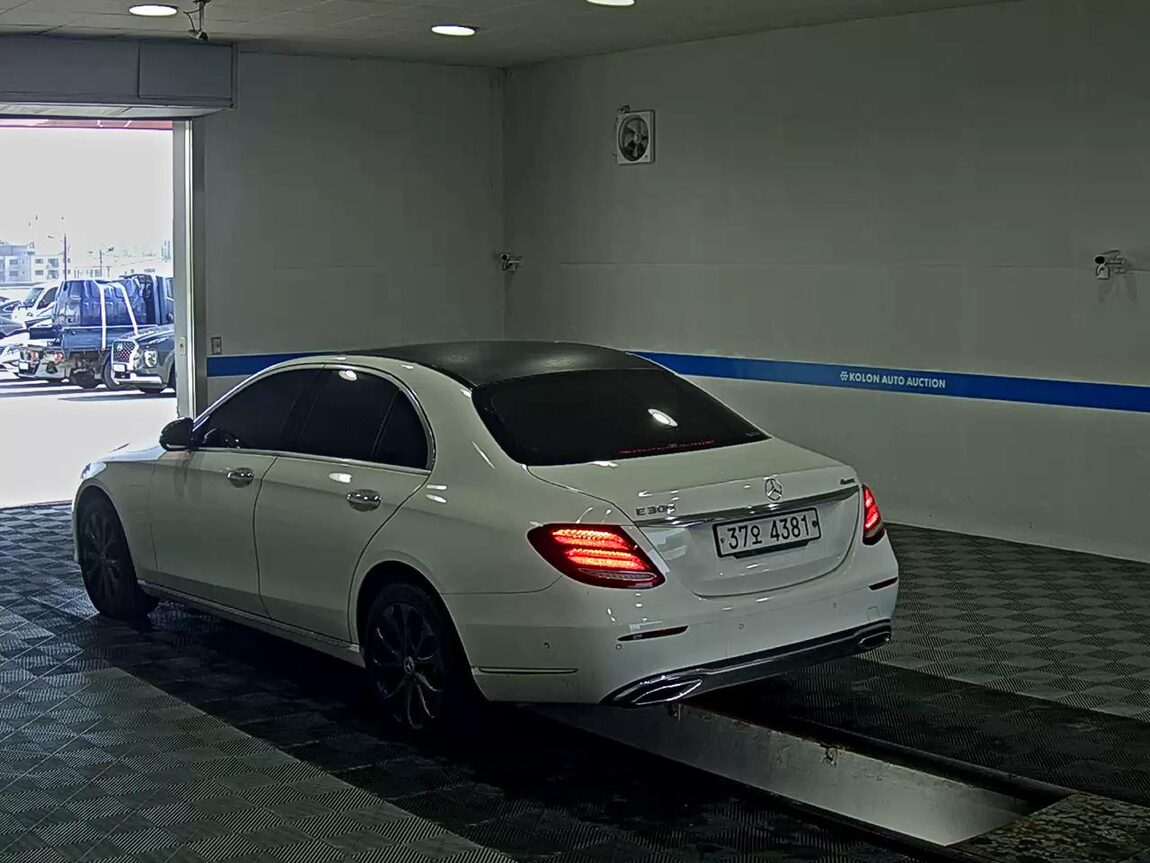MERCEDES-BENZ E-CLASS (5TH GEN) E220d 4MATIC EXCLUSIVE 2017 - zdjęcie 6