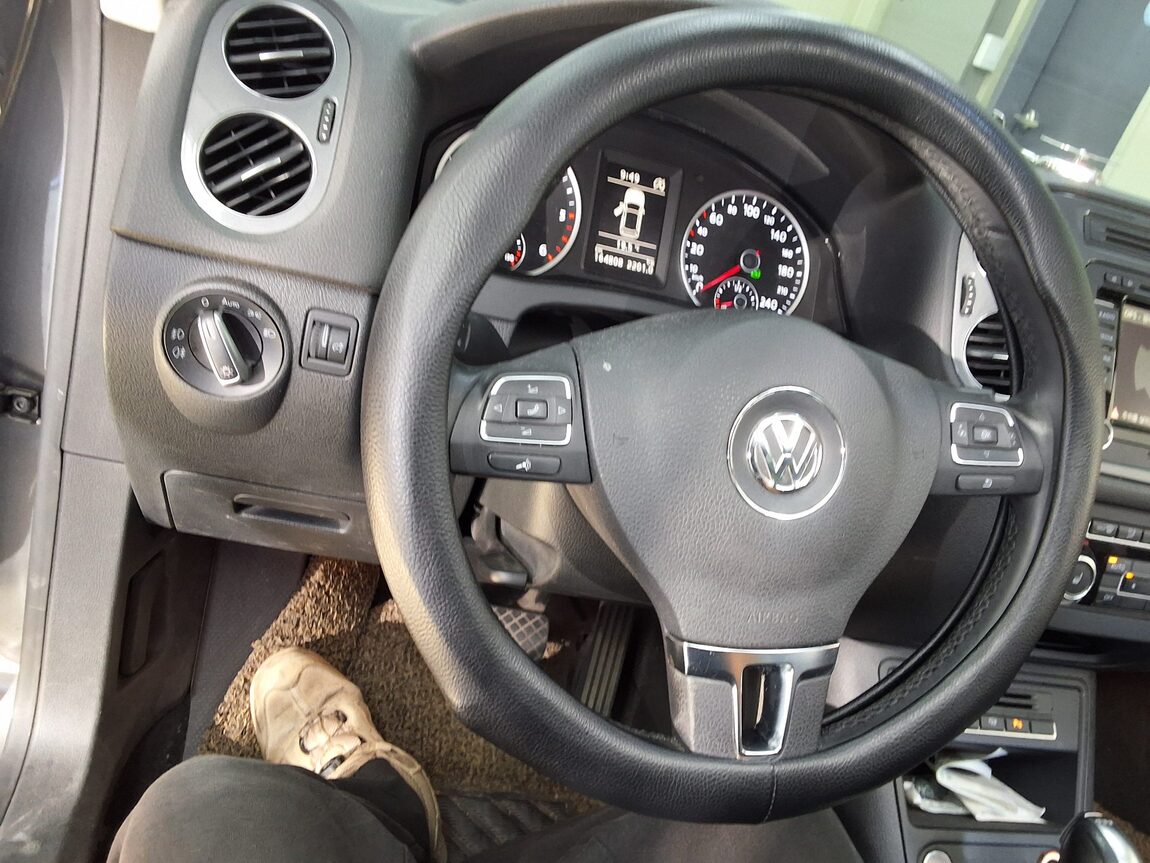 VOLKSWAGEN TIGUAN 2.0 TDI BLUEMOTION PREMIUM 2015 - zdjęcie 23