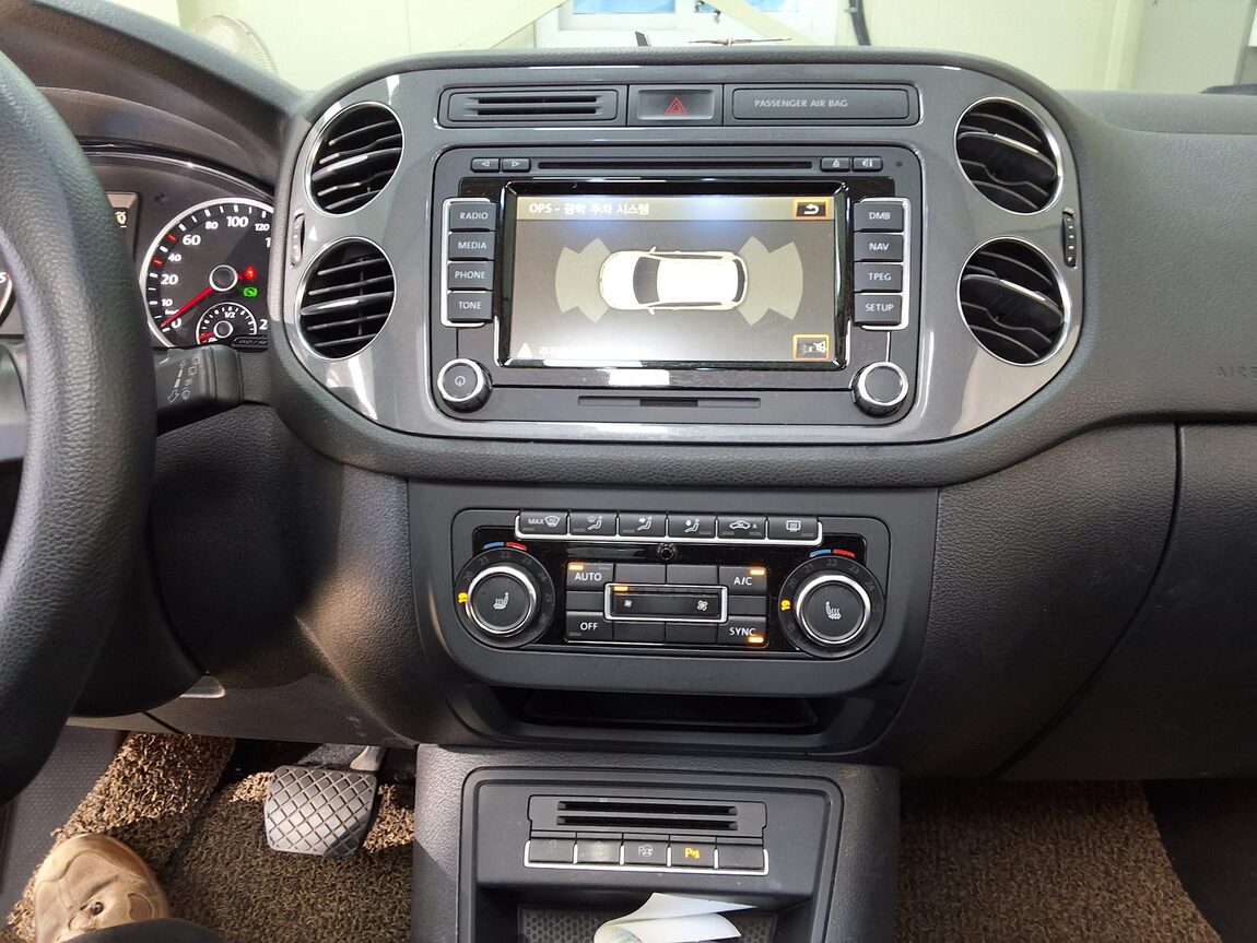 VOLKSWAGEN TIGUAN 2.0 TDI BLUEMOTION PREMIUM 2015 - zdjęcie 24