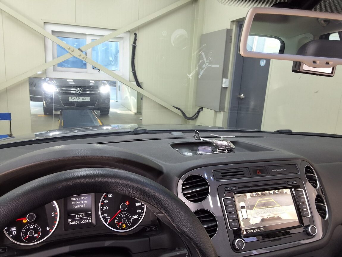 VOLKSWAGEN TIGUAN 2.0 TDI BLUEMOTION PREMIUM 2015 - zdjęcie 25