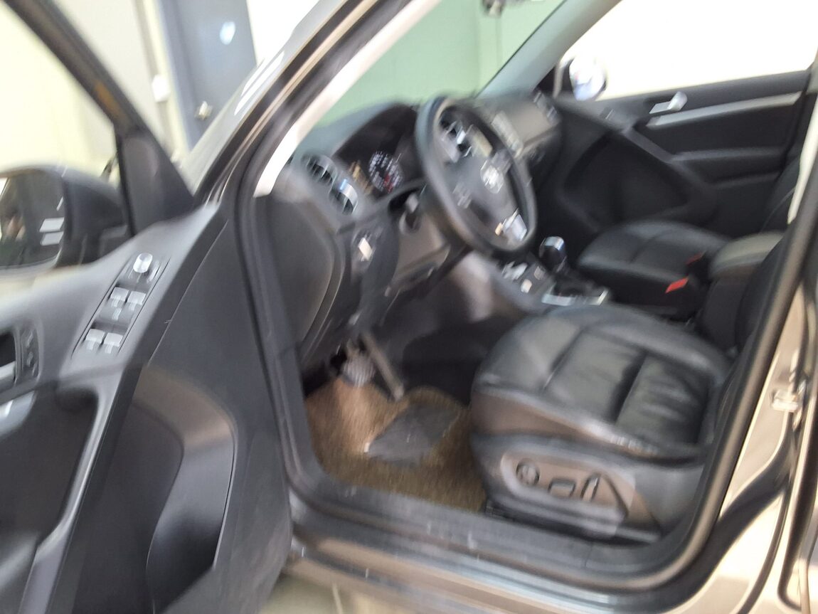 VOLKSWAGEN TIGUAN 2.0 TDI BLUEMOTION PREMIUM 2015 - zdjęcie 11