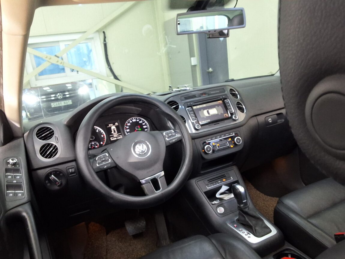 VOLKSWAGEN TIGUAN 2.0 TDI BLUEMOTION PREMIUM 2015 - zdjęcie 12