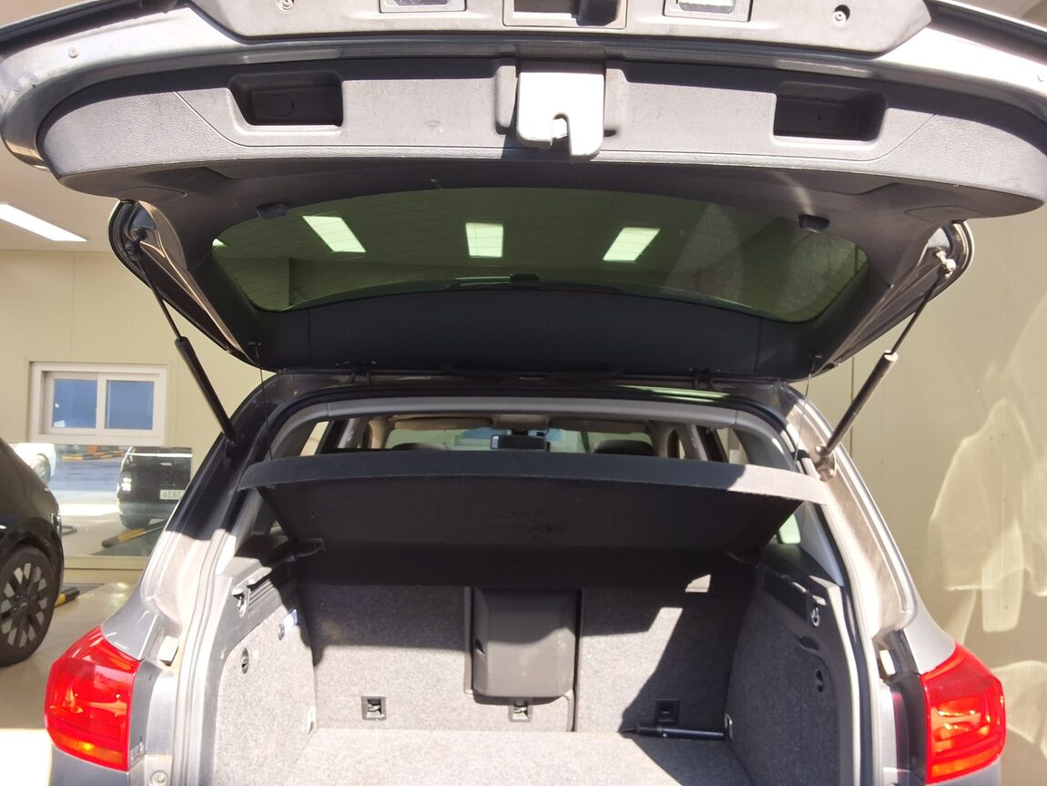 VOLKSWAGEN TIGUAN 2.0 TDI BLUEMOTION PREMIUM 2015 - zdjęcie 16
