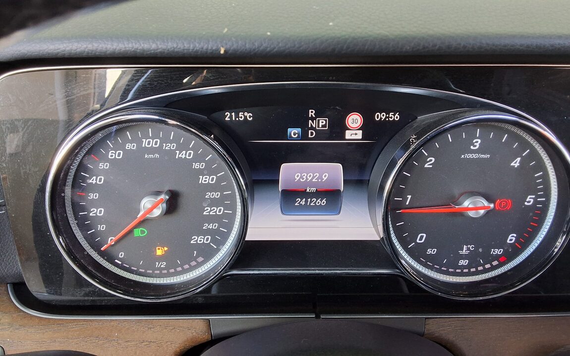MERCEDES-BENZ E-CLASS (5TH GEN) E220d EXCLUSIVE 2017 - zdjęcie 9