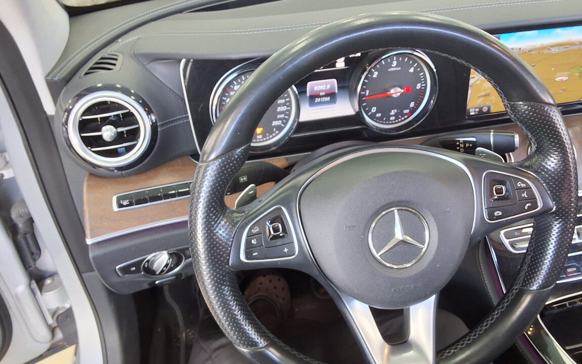 MERCEDES-BENZ E-CLASS (5TH GEN) E220d EXCLUSIVE 2017 - zdjęcie 17