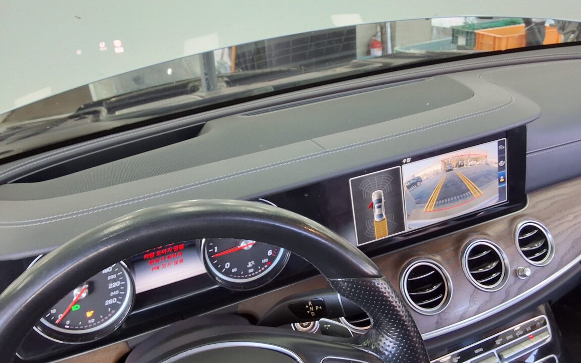 MERCEDES-BENZ E-CLASS (5TH GEN) E220d EXCLUSIVE 2017 - zdjęcie 19