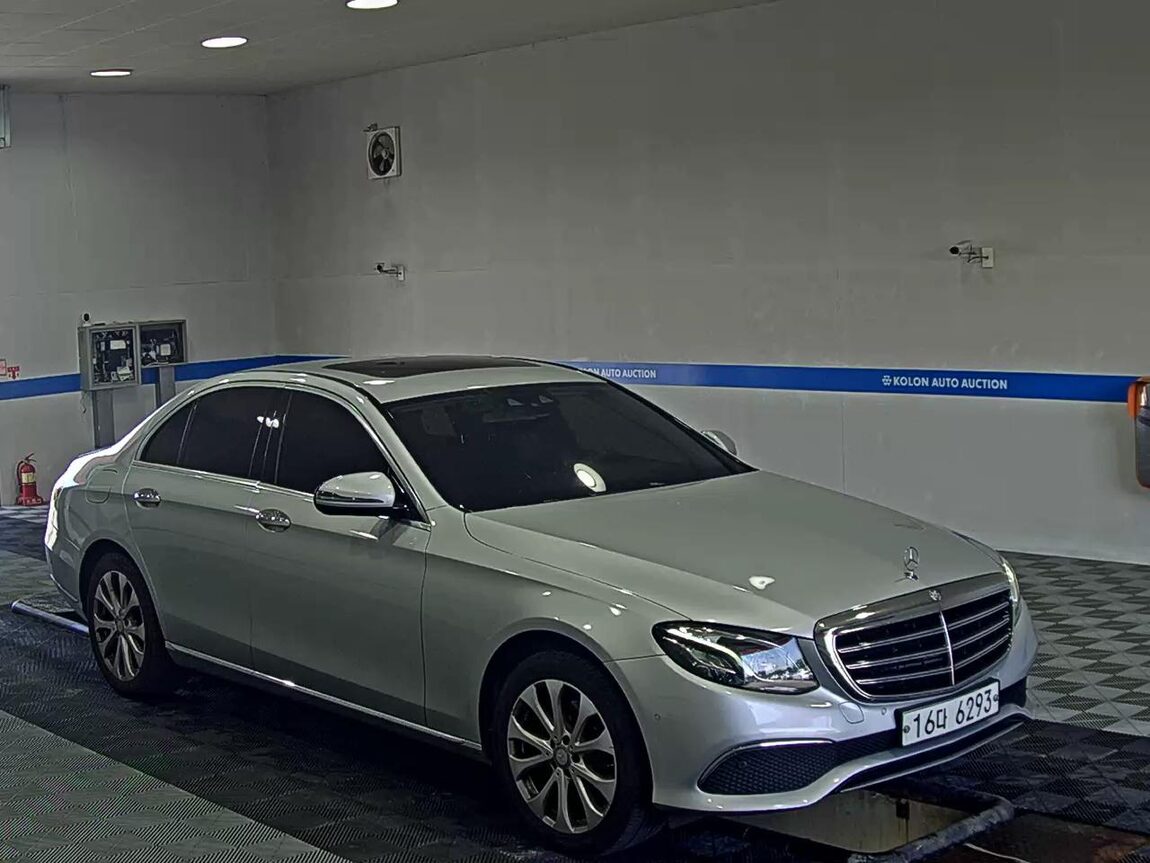 MERCEDES-BENZ E-CLASS (5TH GEN) E220d EXCLUSIVE 2017 - zdjęcie 3