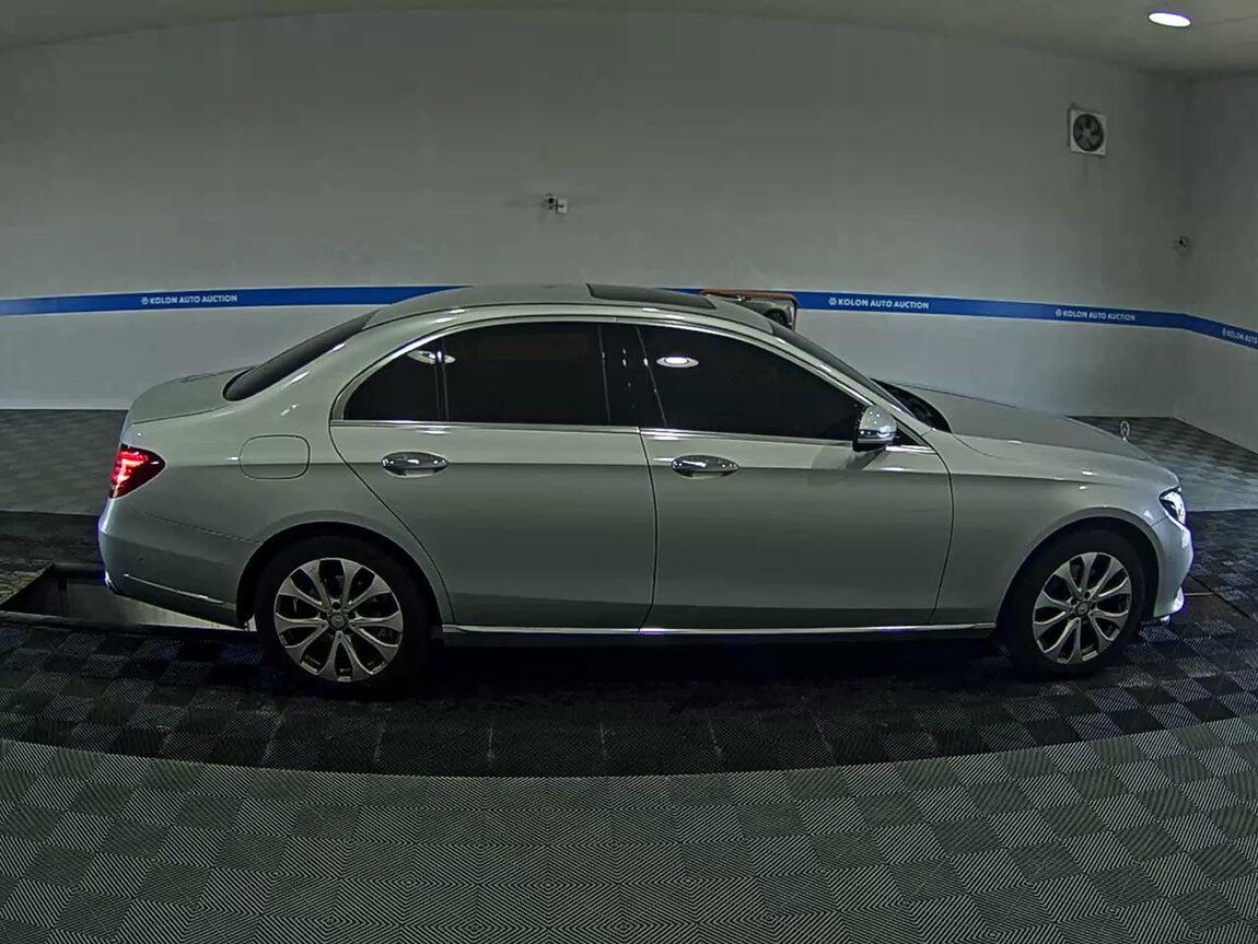 MERCEDES-BENZ E-CLASS (5TH GEN) E220d EXCLUSIVE 2017 - zdjęcie 4