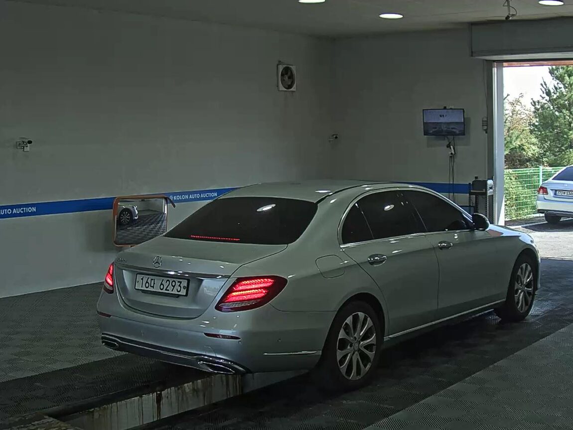 MERCEDES-BENZ E-CLASS (5TH GEN) E220d EXCLUSIVE 2017 - zdjęcie 5