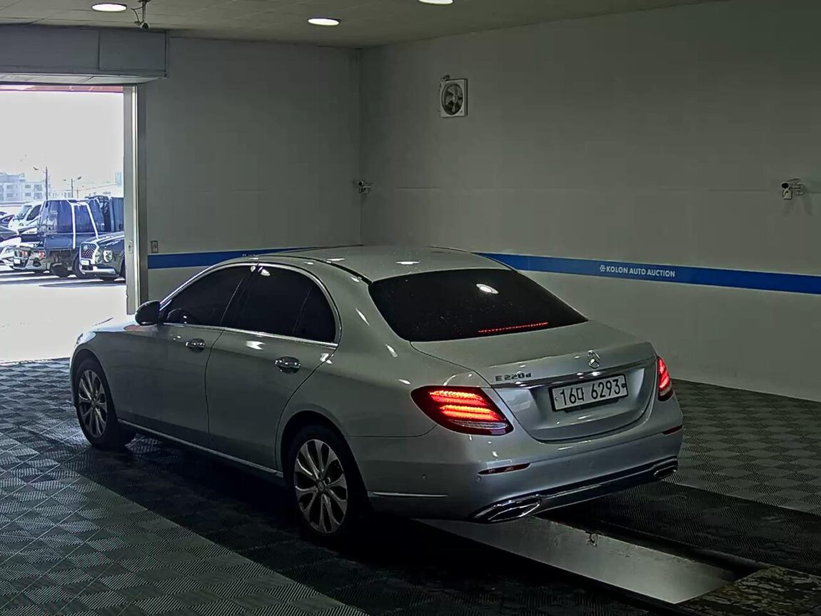 MERCEDES-BENZ E-CLASS (5TH GEN) E220d EXCLUSIVE 2017 - zdjęcie 6