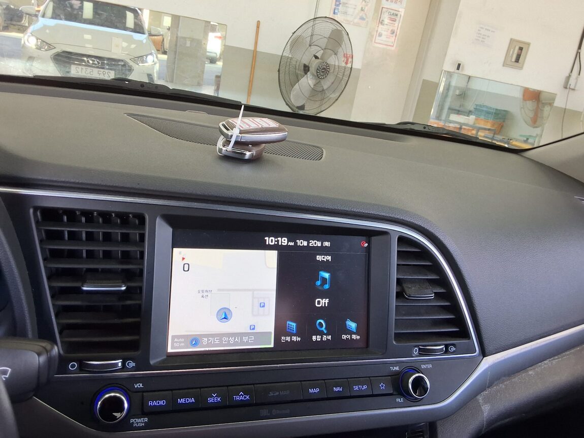 HYUNDAI AVANTE AD 1.6 GDi PREMIUM 2018 - zdjęcie 17