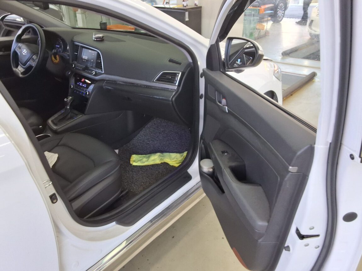 HYUNDAI AVANTE AD 1.6 GDi PREMIUM 2018 - zdjęcie 14