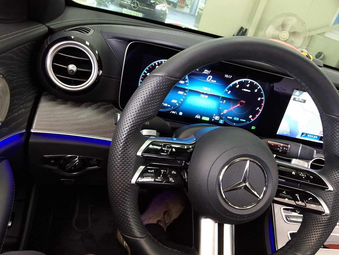 MERCEDES-BENZ E-CLASS (5TH GEN) E350 4MATIC AMG LINE 2022 - zdjęcie 22