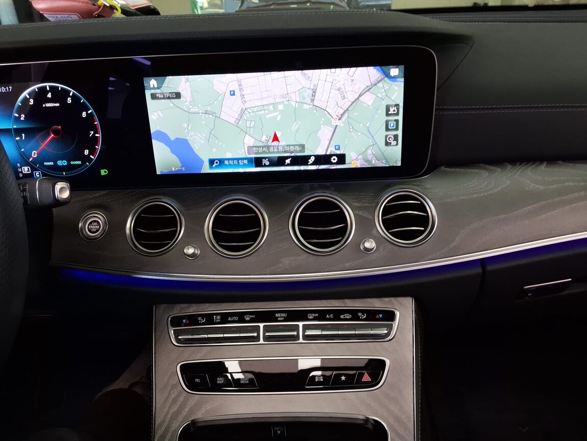 MERCEDES-BENZ E-CLASS (5TH GEN) E350 4MATIC AMG LINE 2022 - zdjęcie 23