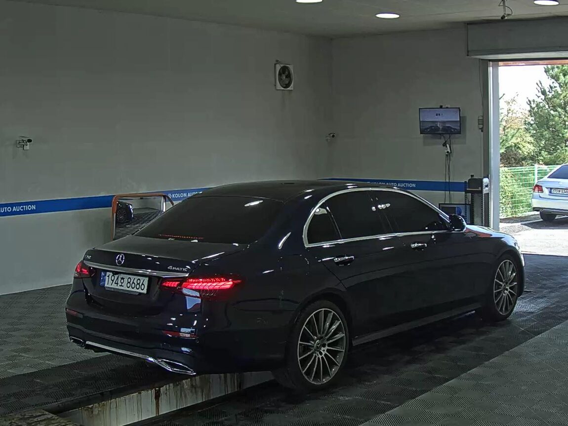 MERCEDES-BENZ E-CLASS (5TH GEN) E350 4MATIC AMG LINE 2022 - zdjęcie 5