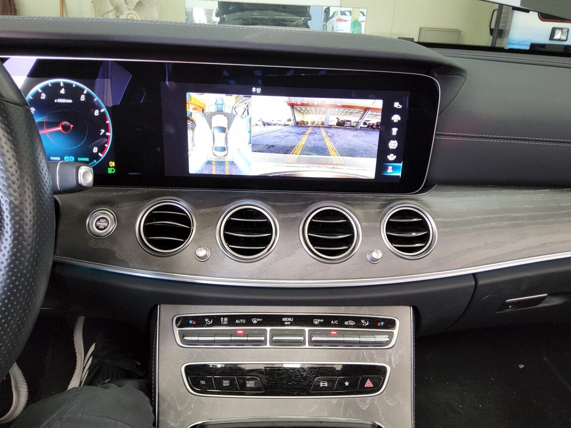 MERCEDES-BENZ E-CLASS (5TH GEN) E350 4MATIC AMG LINE 2022 - zdjęcie 18