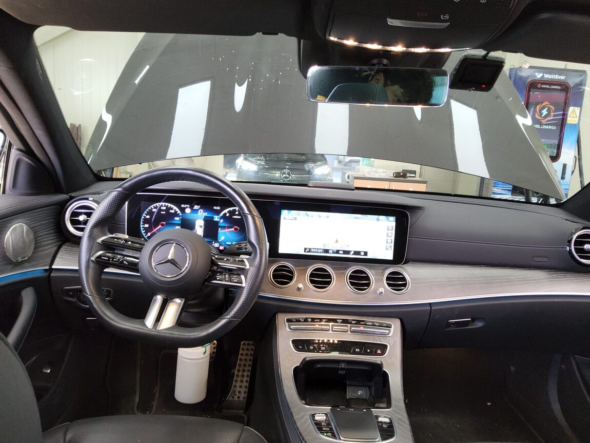 MERCEDES-BENZ E-CLASS (5TH GEN) E350 4MATIC AMG LINE 2022 - zdjęcie 11