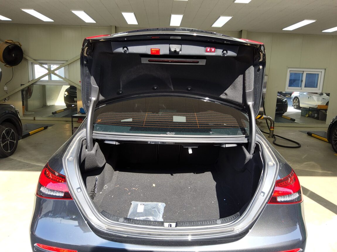 MERCEDES-BENZ E-CLASS (5TH GEN) E350 4MATIC AMG LINE 2022 - zdjęcie 15