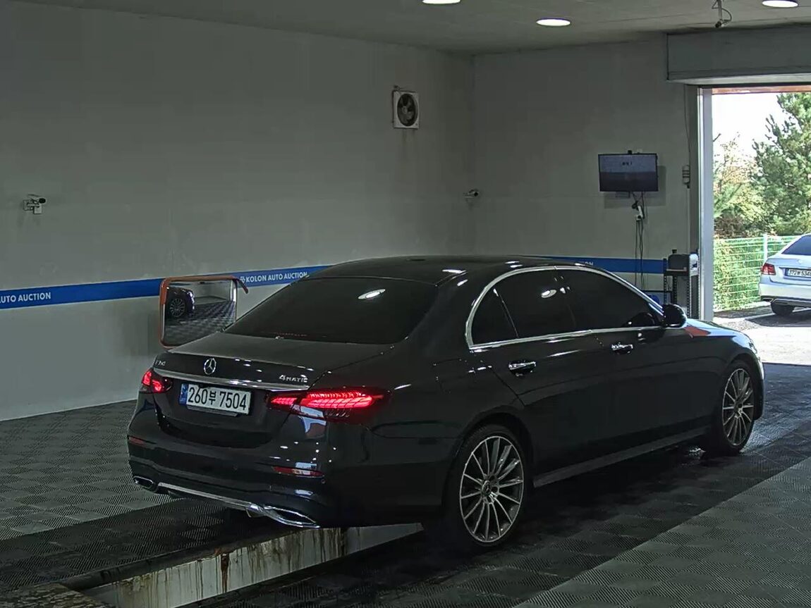 MERCEDES-BENZ E-CLASS (5TH GEN) E350 4MATIC AMG LINE 2022 - zdjęcie 5