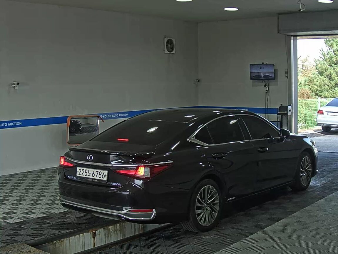 LEXUS ES (7TH GEN) 300h SUPREME 2019 - zdjęcie 5